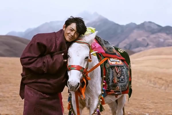 丁真带动理塘出圈“互联网+旅游”的爆款可能